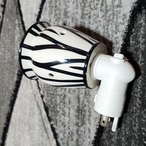 SCENTSY ZEBRA PRINT MINI PLUG-IN WALL WAX WARMER NIGHT LIGHT